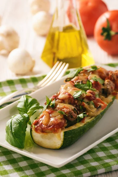 Kabak kıyılmış et, peynir ve mantar ile doldurulmuş. Fırında pişmiş.