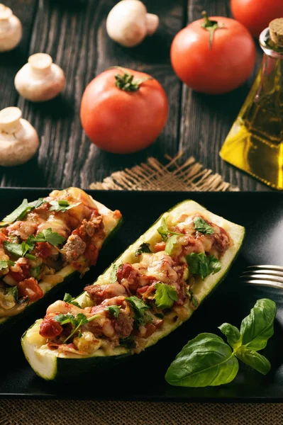 Kabak kıyılmış et, peynir ve mantar ile doldurulmuş. Fırında pişmiş.