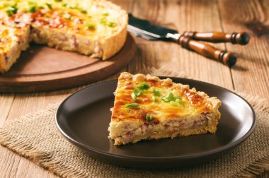 Sosis ve peynir - quiche lorraine ile geleneksel Fransız pasta.