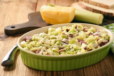 Ekmek, pırasa, jambon ve peynir ile güveç. Pişirme işlemi.