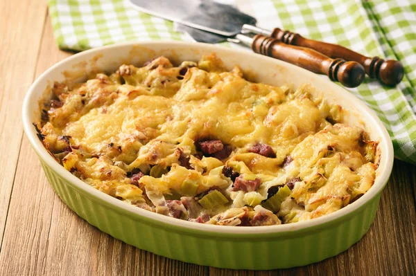 Auflauf mit Brot, Lauch, Schinken und Käse. — Stockfoto