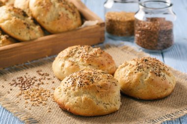 Ev yapımı ekmek rulo ile keten tohumu.