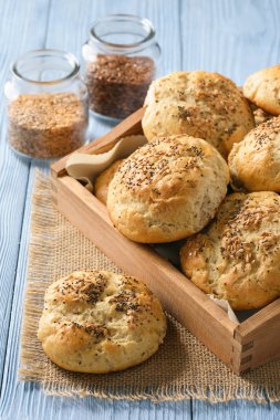 Ev yapımı ekmek rulo ile keten tohumu.