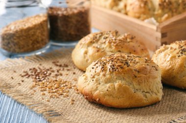 Ev yapımı ekmek rulo ile keten tohumu.