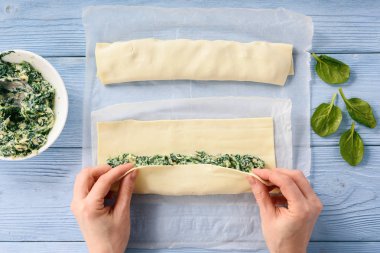 Puf böreği ıspanak ve ricotta ile alır. Pişirme işlemi.