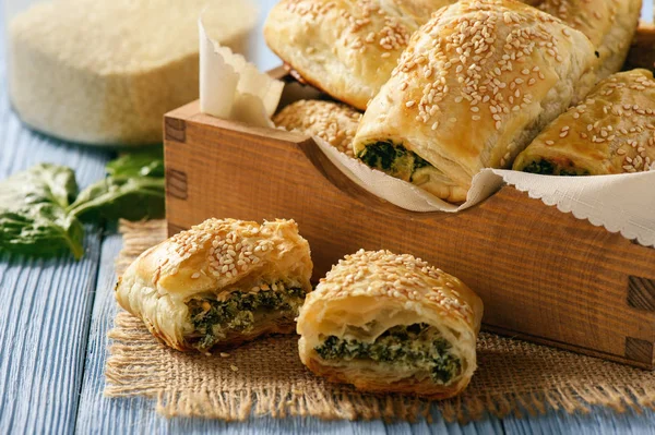 Rollos de hojaldre con espinacas y ricotta. — Foto de Stock