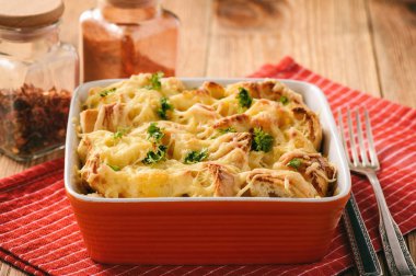 Tavuk, ıspanak, yumurta ve peynir tabakaları bilinen ile ekmek güveç.