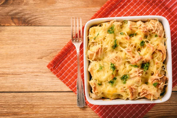 Cazuela de pan con pollo, espinacas, huevos y queso conocida como estratos . —  Fotos de Stock