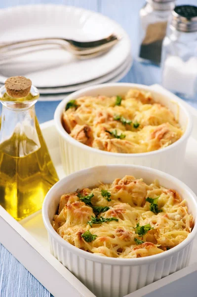 Casseruola di pane con pollo, spinaci, uova e formaggio noti come strati . — Foto Stock