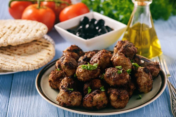 Pide ve cacık ile Yunan köfte (keftedes) daldırma.