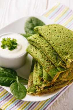 Ispanak yeşil (krep) ekşi krema ile krep..