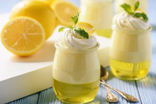 Pouding au citron avec gelée sur fond en bois . — Photo