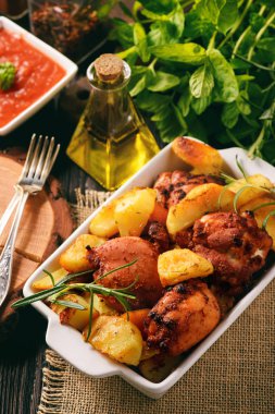 Patates ve baharatlar ile pişmiş tavuk eti.