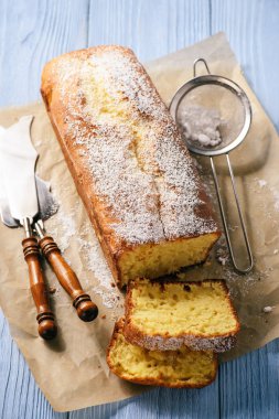 Vanilyalı sade kek ahşap arka plan üzerine dilimlenmiş.