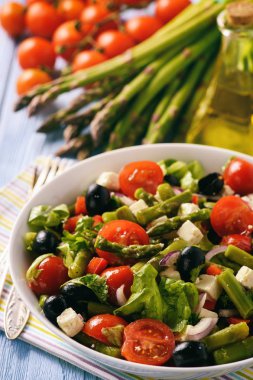 Kuşkonmaz, domates, beyaz peynir ve zeytin ile sebze salatası.