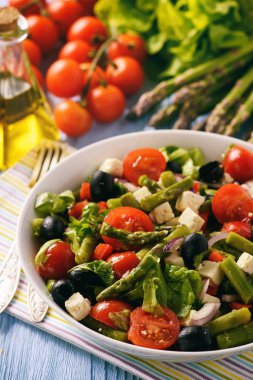 Kuşkonmaz, domates, beyaz peynir ve zeytin ile sebze salatası.