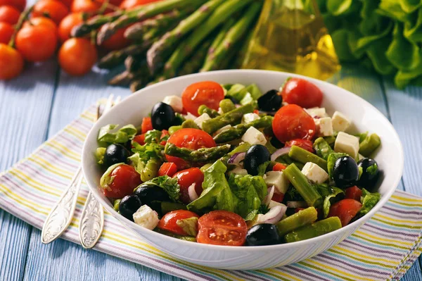 Insalata di verdure con asparagi, pomodori, formaggio feta e olive . — Foto Stock