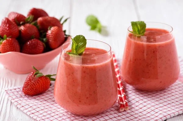 Erdbeer-Smoothie im Glas auf Holzgrund. — Stockfoto