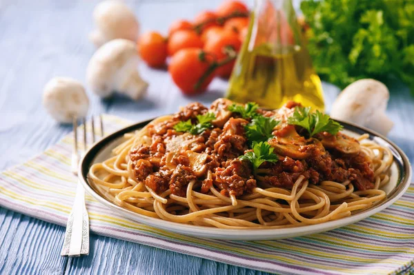 Wholegrain spaghetti with homemade bolognese sauce and mushrooms. — Stock Photo, Image