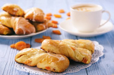 Ev yapımı tatlı ekmek peynir ile doldurulmuş rulo.