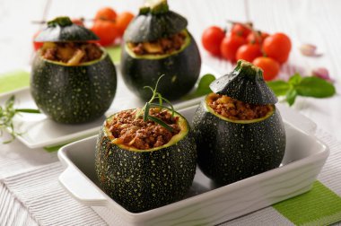 Et ve sebze doldurulmuş Zucchinies.