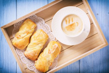 Ev yapımı tatlı ekmek peynir ile doldurulmuş rulo.