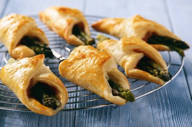 Jambon ve peynirli puf böreği kuşkonmaz pişmiş.