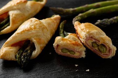 Jambon ve peynirli puf böreği kuşkonmaz pişmiş.