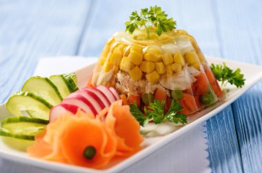 Tavuk etli jöle-ezilmiş yumurta ve sebze ile.