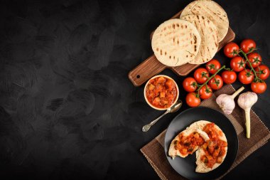 Pita ekmeği sebze yaymak - Akdeniz mutfak tarzı ile. Üstten Görünüm. Kopya alanı.