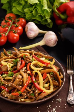 Asya tarzı patlıcan siyah arka plan üzerine baharatlı salata.