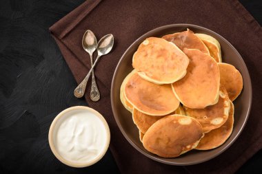 Siyah arka plan üzerine ev yapımı kek.