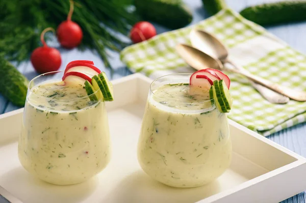 Cremosa sopa de yogur frío con verduras servidas en vasos . — Foto de Stock