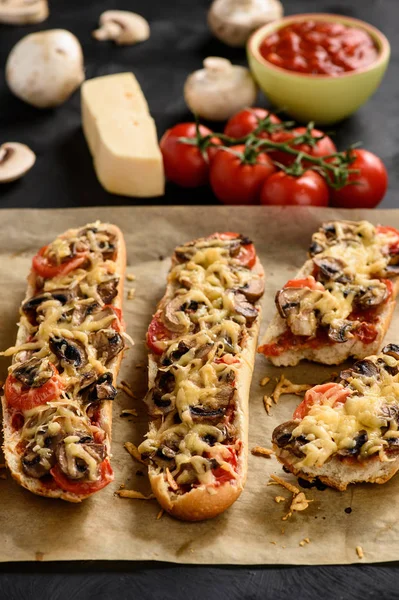 Hausgemachte Baguettes vom Grill mit Pilzen, Tomaten und Käse. — Stockfoto