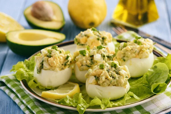 Avokado, sarımsak ve pırasa ile yumurta dolması.