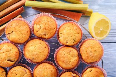 Limon ve ravent ev yapımı kek.