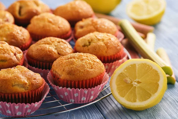 Hembakade muffins med citron och rabarber. — Stockfoto