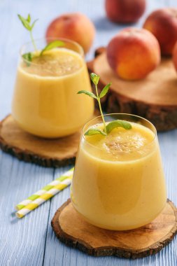 Sağlıklı içecek - taze şeftali yüzlü harmanlanmış..