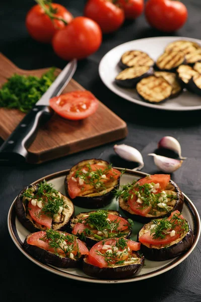 Аппетиты - жареные баклажаны с помидорами, чесноком и укропом . — стоковое фото