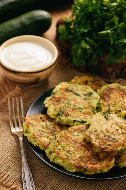 Vejetaryen yiyecekler - ahşap arka plan üzerinde kabak börek.
