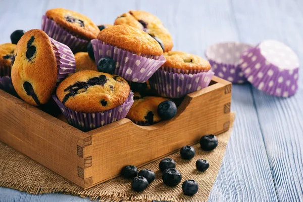 Hemmagjord blueberry muffins på trä bakgrund. — Stockfoto
