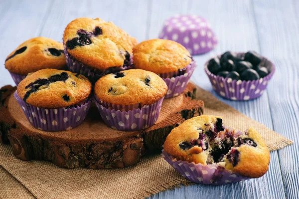 Muffins caseiros de mirtilo no fundo de madeira . — Fotografia de Stock