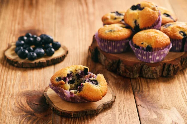 Muffin di mirtillo fatti in casa su sfondo di legno . — Foto Stock