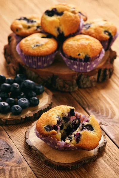 Muffin di mirtillo fatti in casa su sfondo di legno . — Foto Stock