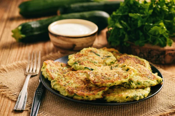 Vejetaryen yiyecekler - ahşap arka plan üzerinde kabak börek.