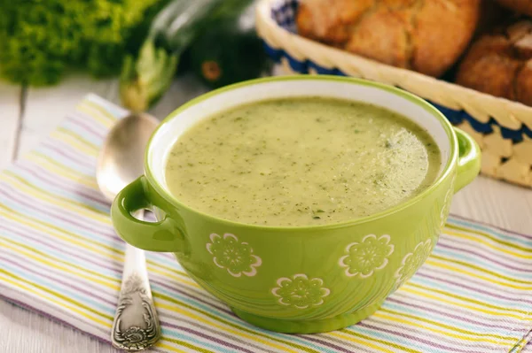 Comida vegetariana: sopa de crema de calabacín casera . —  Fotos de Stock