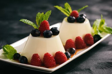İtalyan tatlı - panna cotta çilek ve karamel sos ile.