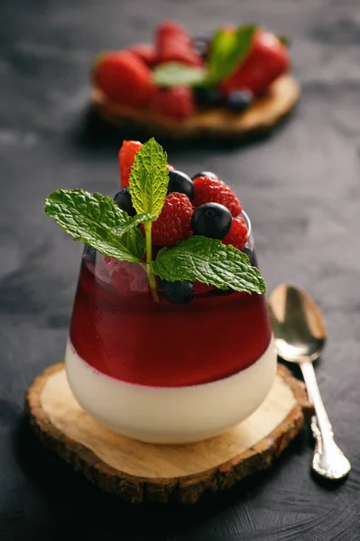 Sobremesa italiana - panna cotta com bagas e geleia de baga . — Fotografia de Stock