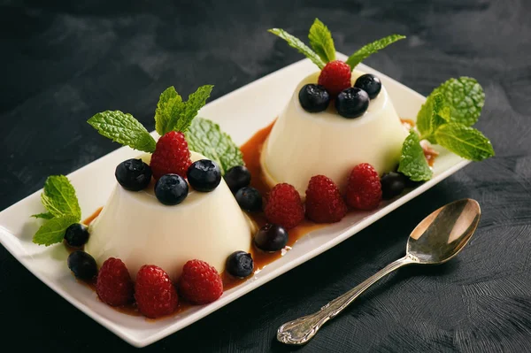 Sobremesa italiana - panna cotta com bagas e molho de caramelo . — Fotografia de Stock