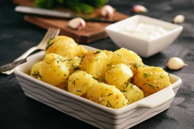 Yeni patates sarımsak ve dereotu ile.